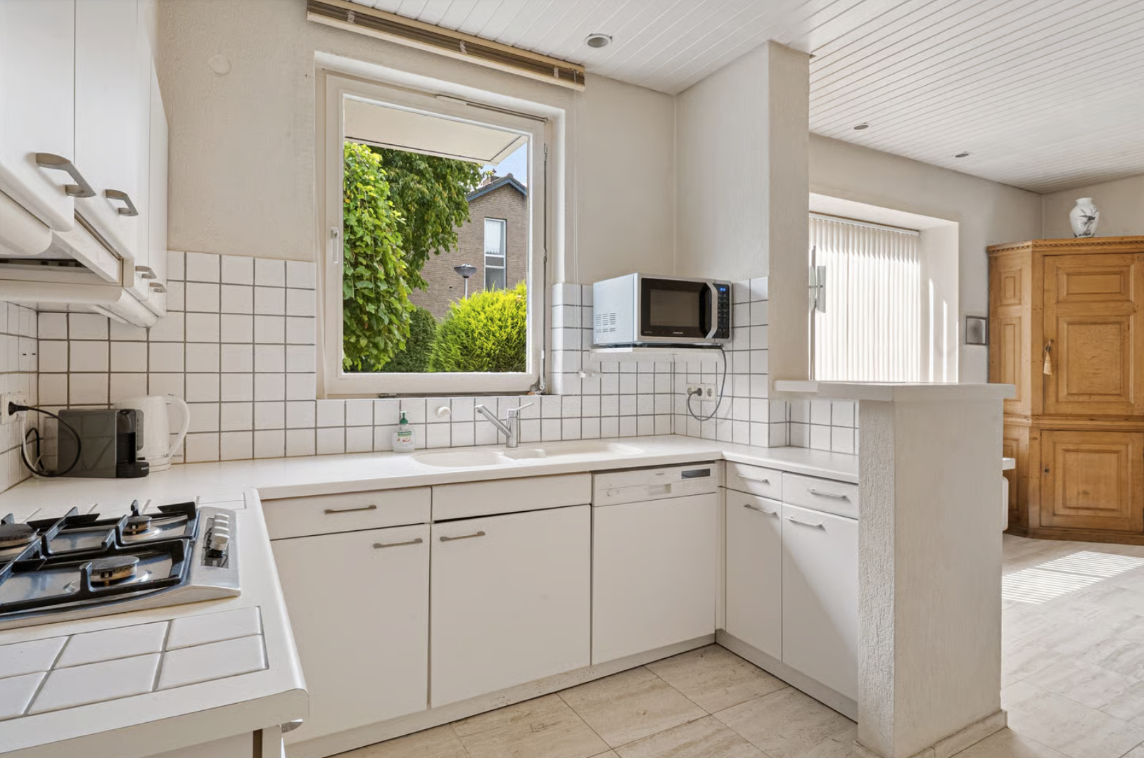 Van een onlogisch geplaatste zithoek en een gesloten keuken naar een open, ruimtelijke leefruimte. – foto 7