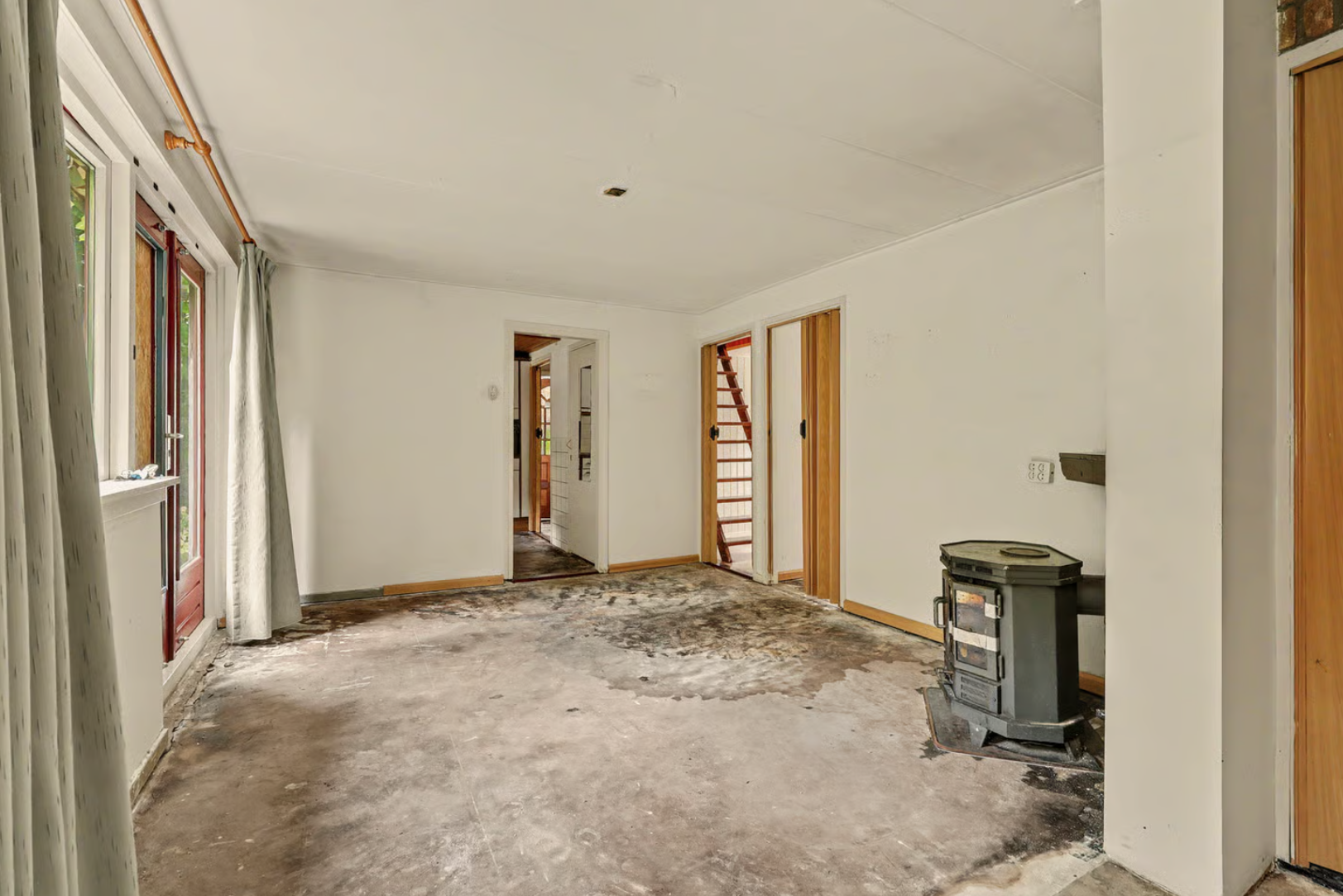 Van een onlogisch ingedeelde woning met een kleine entree naar een sfeervol thuis met een royale hal en directe toegang tot de badkamer en bovenverdieping. – foto 5