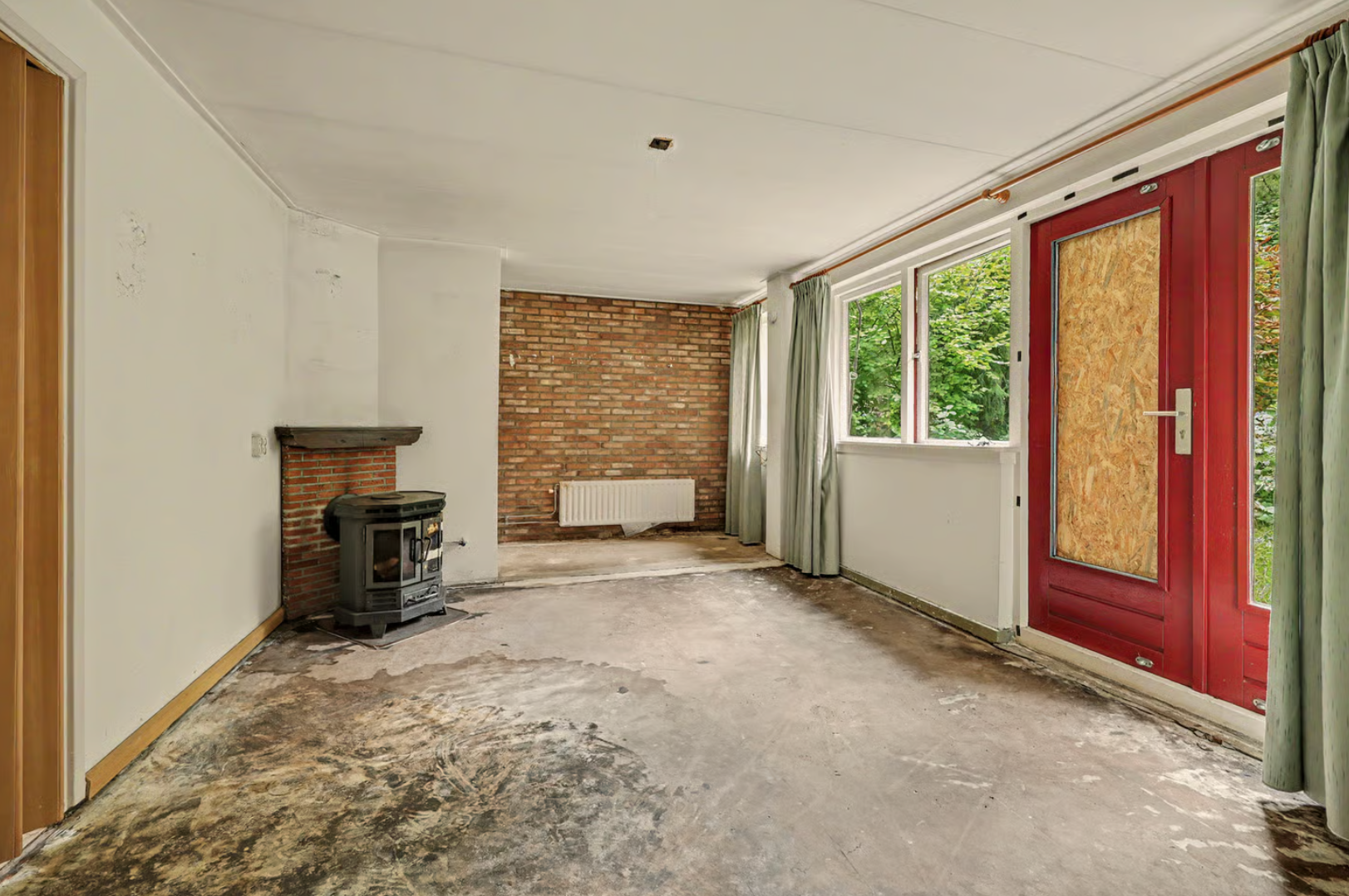 Van een onlogisch ingedeelde woning met een kleine entree naar een sfeervol thuis met een royale hal en directe toegang tot de badkamer en bovenverdieping. – foto 6