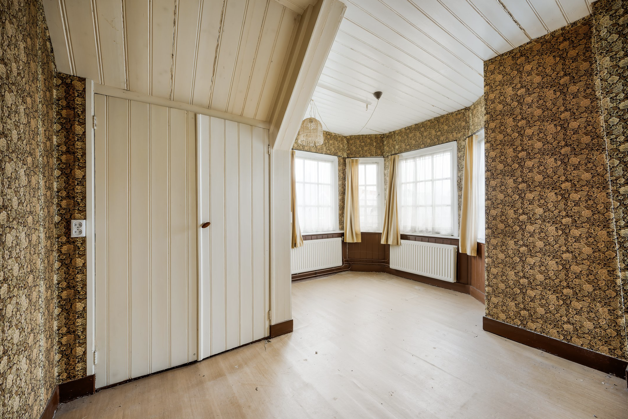 Van een zolder met kleine kamertjes naar een ruime slaapkamer met badkamer en suite. – foto 4