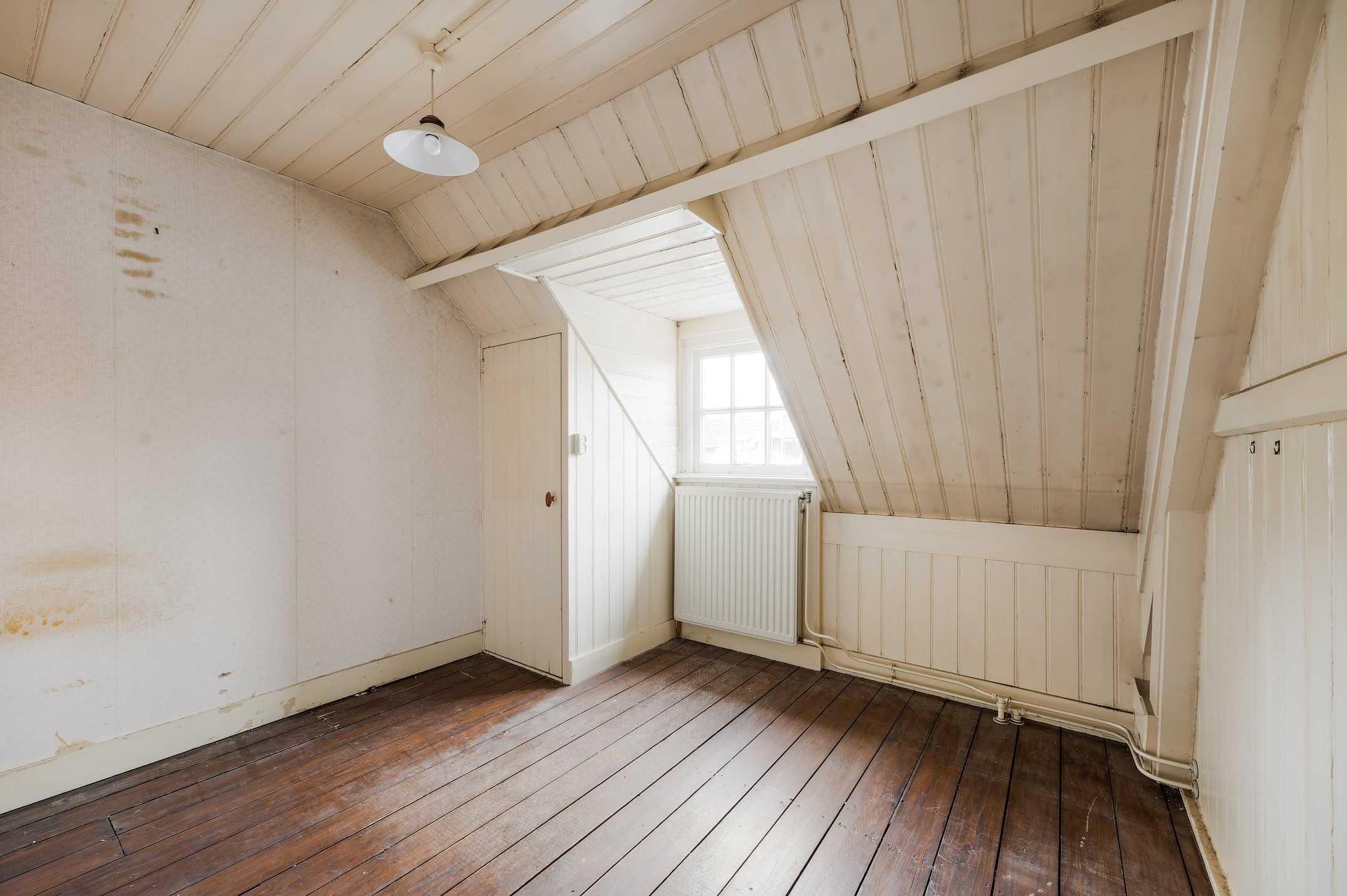 Van een zolder met kleine kamertjes naar een ruime slaapkamer met badkamer en suite. – foto 5