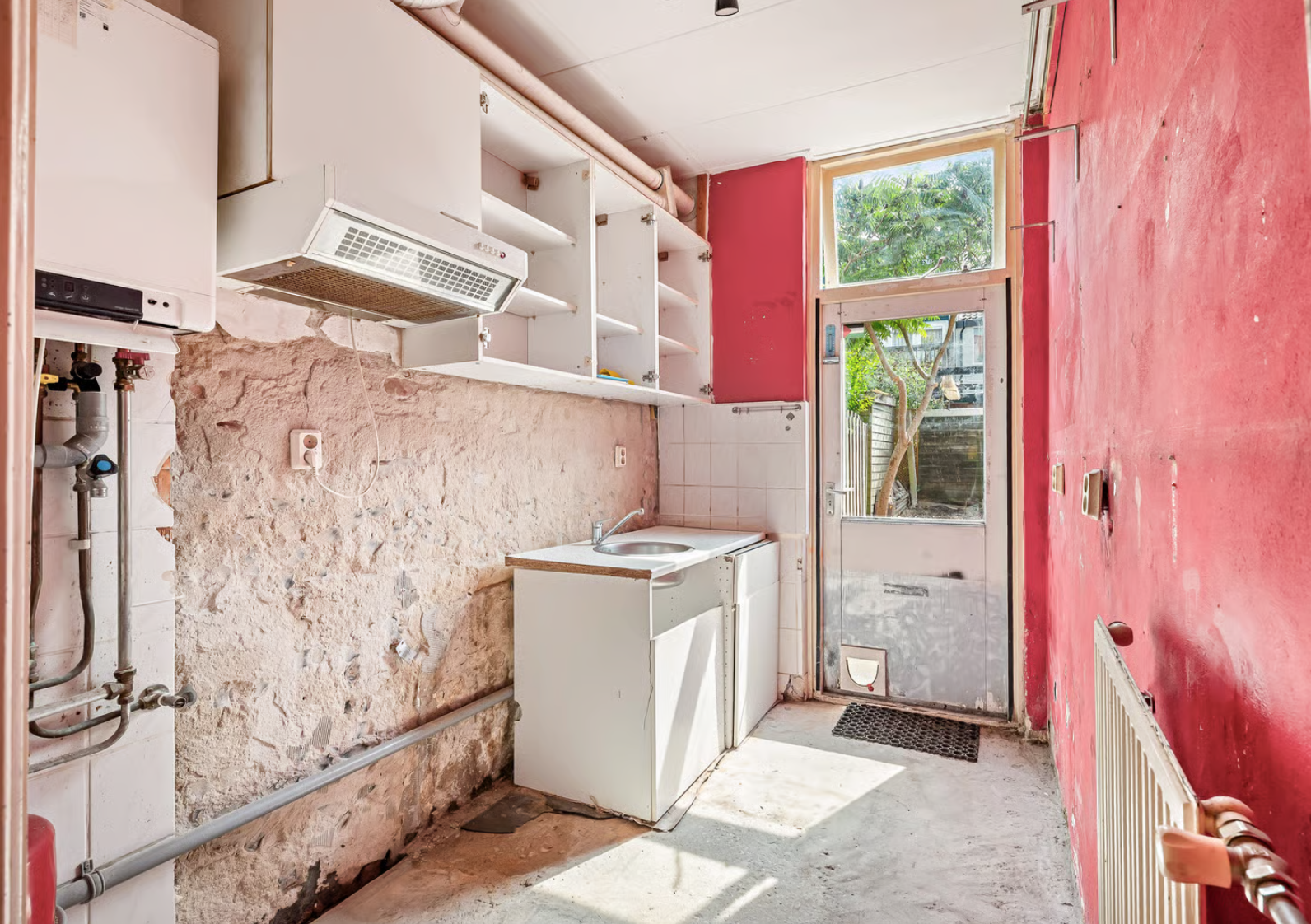 Van een kleine benedenwoning met een vreemde indeling naar een sfeervolle ruimte met open keuken. – foto 7